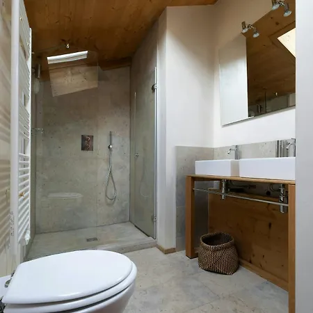 Family 5 Bdr 5 Bath Games Jacuzzi 莱苏什